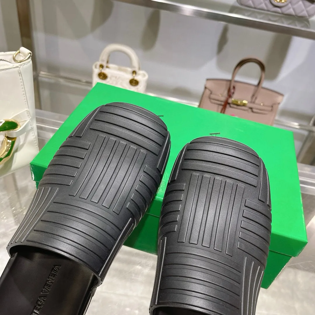 Factory price: 300💰🍀𝐁𝐨𝐭𝐭𝐞𝐠𝐚 𝐕𝐞𝐧𝐞𝐭𝐚 Bottega Veneta BV new men's woven surface ultra-light rubber garden shoes It looks good and is easy to wear. It is perfect with straight wide-leg pants, okay? It can also be worn in the summer, and it has characteristics for daily use, which is very BV~ The thickened toe box is slightly tilted like a derby, which is easy to match. The inner forefoot has texture that matches the sole of the foot. It is not made of rain boots with fleshy materials, which is more comfortable. M𝐁𝐨𝐭𝐭𝐞𝐠𝐚 𝐕𝐞𝐧𝐞𝐭𝐚 Bottega Veneta's new men's woven top ultra-light rubber garden shoes are good-looking and easy to wear. They are perfect with straight wide-leg pants, okay? 🐸It can also be worn in summer, and it has characteristics for daily life, which is very BV~ The thickened toe cap is slightly tilted like a derby, which is a good match. The inner forefoot has a pattern that matches the sole of the foot. It is not made of rain boots made of fleshy material, which is more comfortable. SIZE: 35-46 (45 and 46 are custom-made and cannot be returned or exchanged)